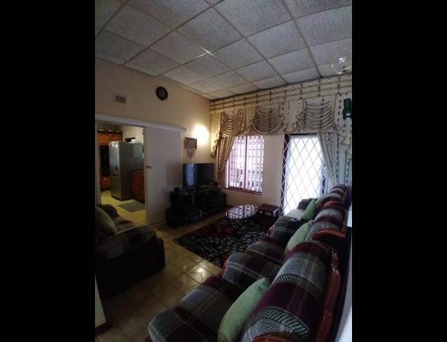 4 BEDROOM HOUSE FOR SALE IN OSLO BEACH